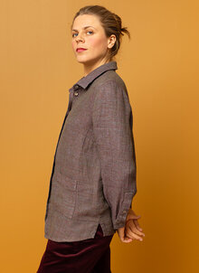 Lila, flerfärgad linneskjorta dam. Rymlig, avslappnad skjorta i linne. K&US, kandus linnekläder dam