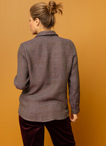 Lila, flerfärgad linneskjorta dam. Rymlig, avslappnad skjorta i linne. K&US, kandus linnekläder dam