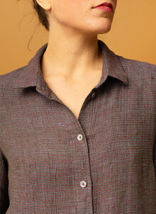 Lila, flerfärgad linneskjorta dam. Rymlig, avslappnad skjorta i linne. K&US, kandus linnekläder dam