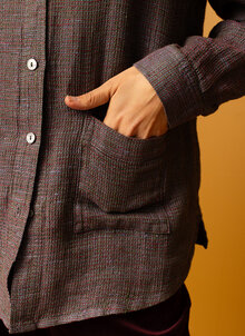 Lila, flerfärgad linneskjorta dam. Rymlig, avslappnad skjorta i linne. K&US, kandus linnekläder dam