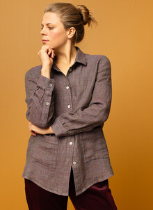 Lila, flerfärgad linneskjorta dam. Rymlig, avslappnad skjorta i linne. K&US, kandus linnekläder dam