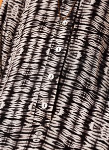 Trekvartsärmad klänning med knappar och fickor fram. Batikfärgad svart, vit. K&US kandus