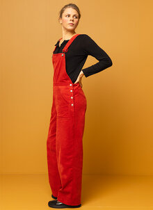 Röd snickarbyxa manchester dam. Byxa bredspårig manchester. Vid, skön, tuff. K&US Kandus damkläder Stockholm