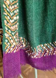 Ullsjal, turkos och mörkblå sidor med svart och lila kant och bård med brodderi och paljetter. K&US
